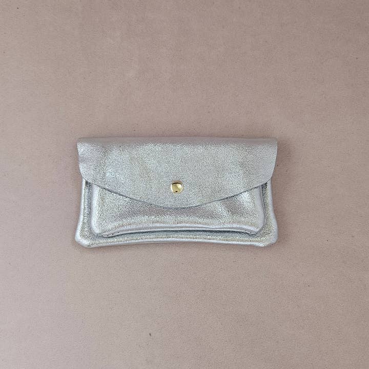Portemonnaie aus schimmerndem Leder in silber. Mit Fächern für Scheine, Karten und Münzgeld mit Reißverschluß. Ideal für den Alltag oder für die nächste Party.