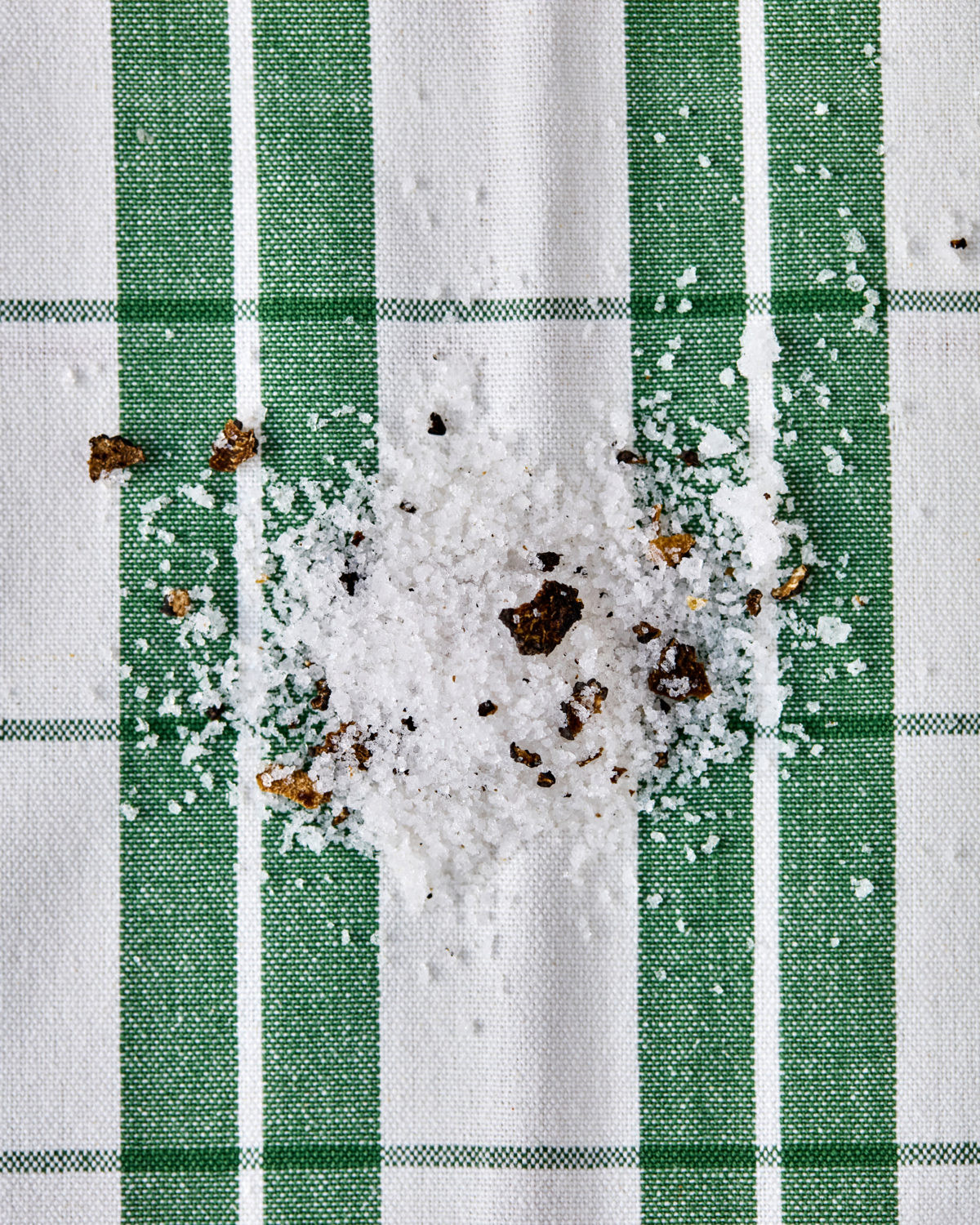 Trüffelsalz von Nicolas Vahé mit schwarzen Trüffelstücken