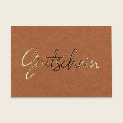 Postkarte "Gutschein" in rostbraun von Ava & Yves - gedruckt auf hochwertiger Holzschliffpappe mit Goldveredlung. Rückseite blanko.