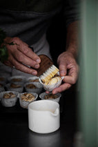 Stylische Bürste von ERNST aus Mangoholz - eignet sich hervorragend zum Backen und Kochen.