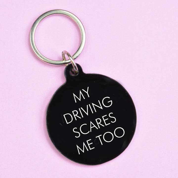 Schlüsselanhänger von Flamingo Candles mit Statement "My driving scares me too" auf schwarzem Acryl graviert.