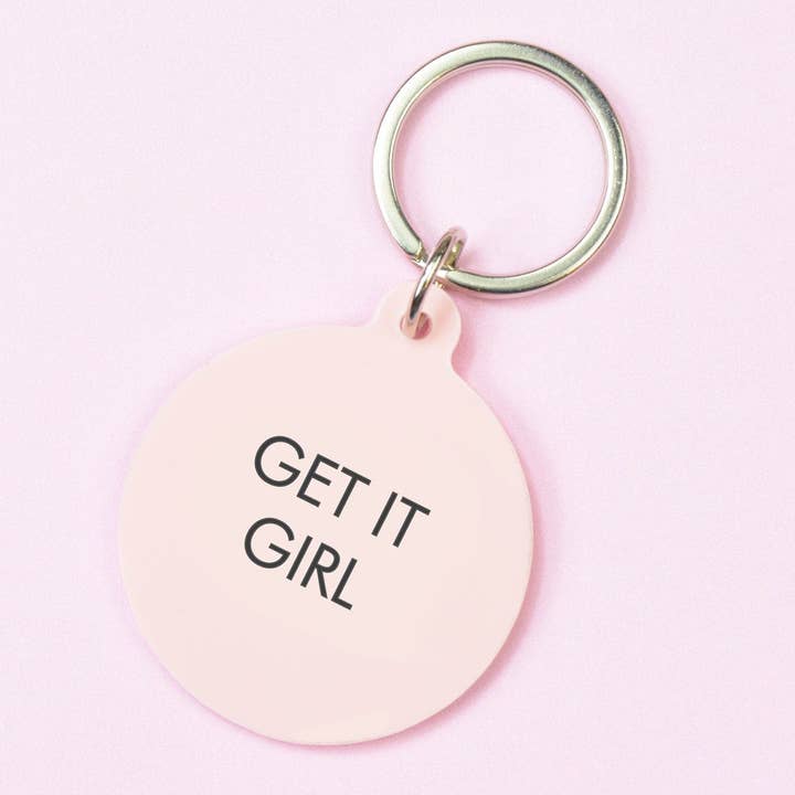 Schlüsselanhänger von Flamingo Candles mit Statement "Get it girl" auf rosa Acryl graviert.