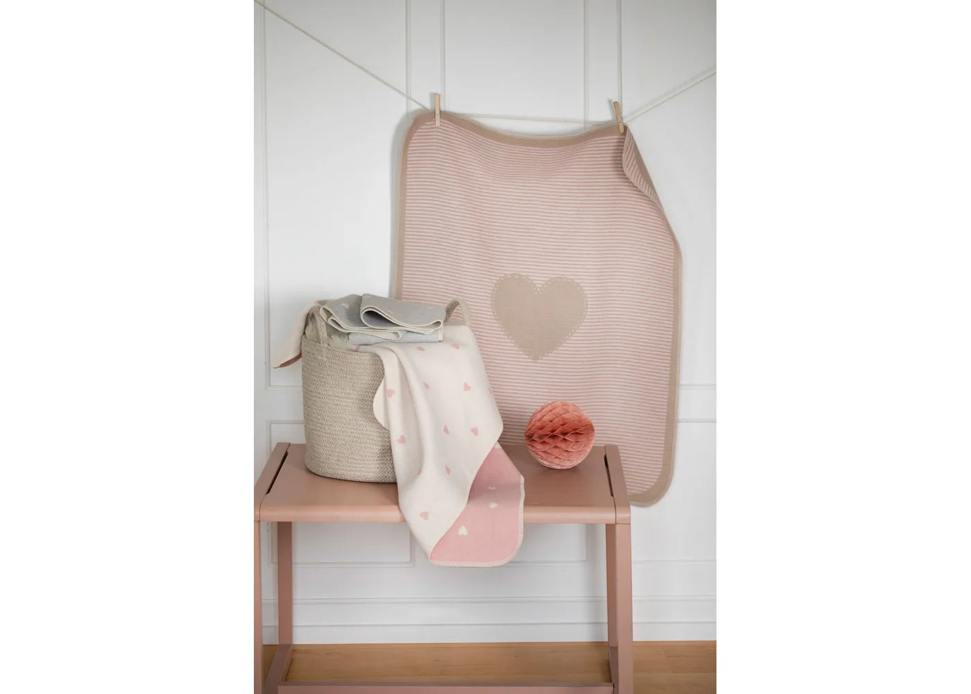Babydecke "Herzen" in altrosa von David Fussengger - ideales Geschenk für Baby und Kind