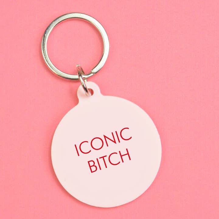 Schlüsselanhänger von Flamingo Candles mit Statement "Iconic bitch" auf rosa Acryl graviert.