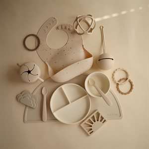 Schnullerhalter von Mushie in der farbe sand - mit weiteren Produkten der Marke Mushie abgebildet