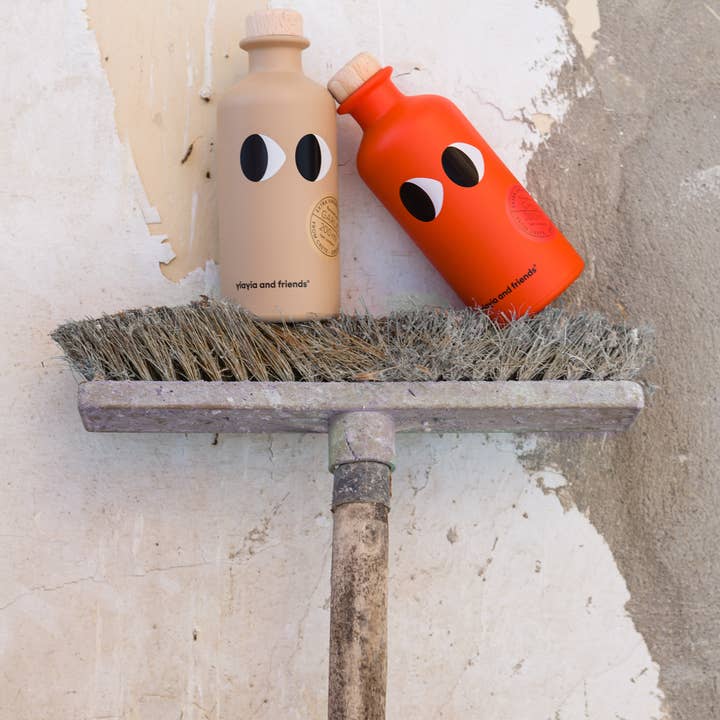 200ml Natives Olivenöl mit Chilligeschmack von Yiayia & Friends - Produktabbildung mit Knoblauchl