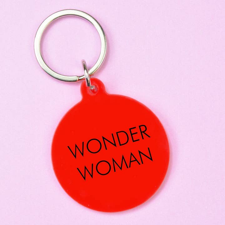 Schlüsselanhänger mit Statement "Wonder Woman" auf rotem Acryl graviert.