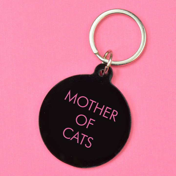 Schlüsselanhänger von Flamingo Candles sind richtig tolle Eyecatcher: Statement "Mother of cats" auf schwarzem Acryl graviert.