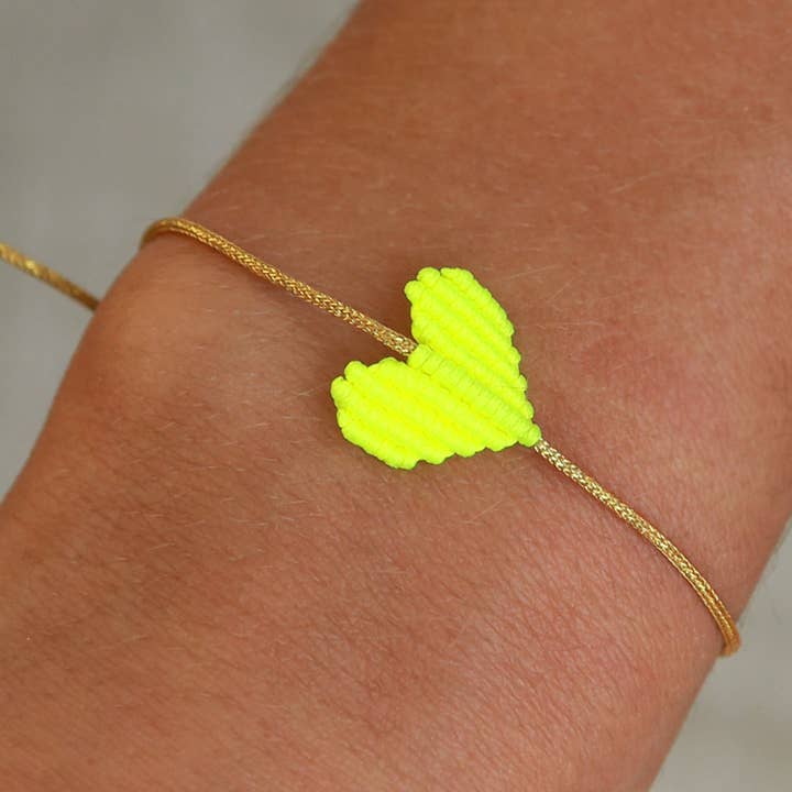 Armband mit geflochtenem Herz in neongelb von Love biza. Mit praktischem Schiebeknoten.