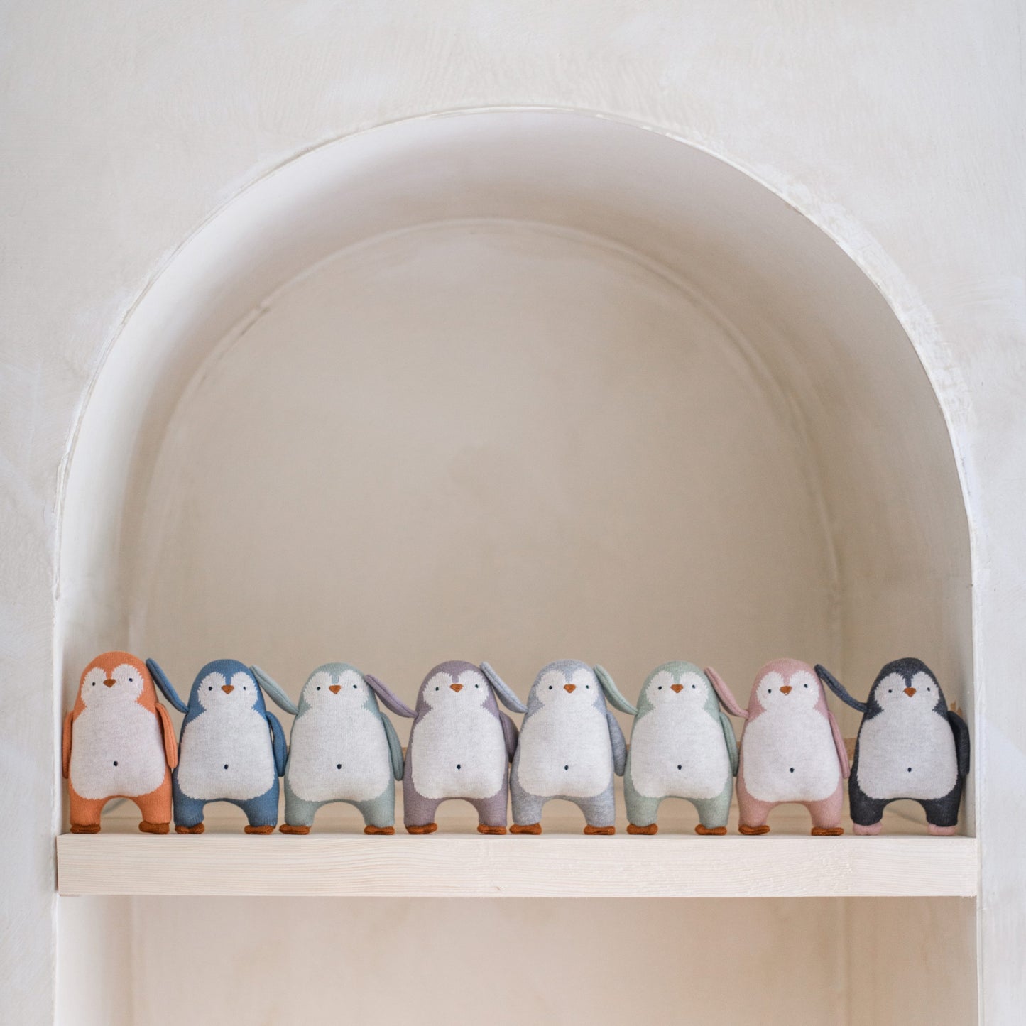 Babyrassel "Pinguin" in verschiedenen Farben von Ava & Yves - liebevoll designt, ideales Geschenk zur Geburt.