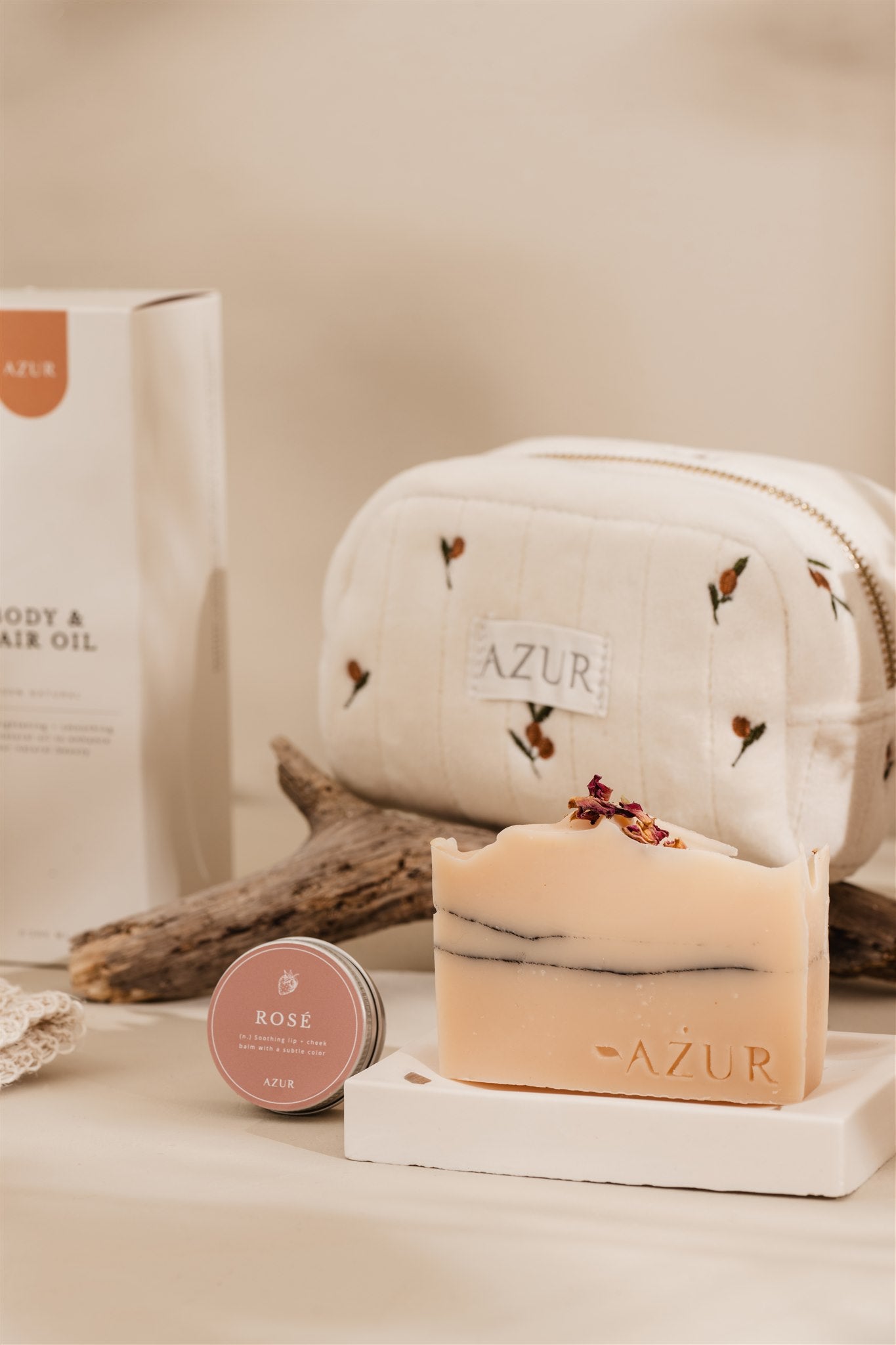 Lipbalm Rosé von Azur Natural Bodycare – bgebildet zusammen mit anderen Produkten von Azur