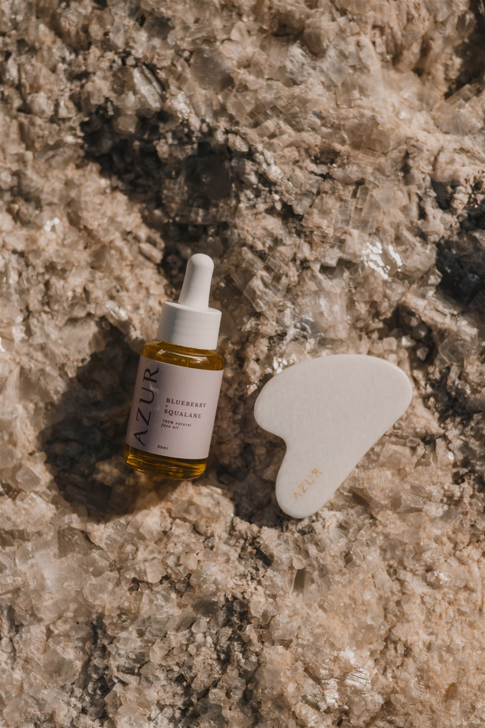 Gua Sha Stein aus weißer Jade von Azur Natural Bodycare - fördert den hauteigenen Glow, straffere Konturen und eine entspanntere Haut