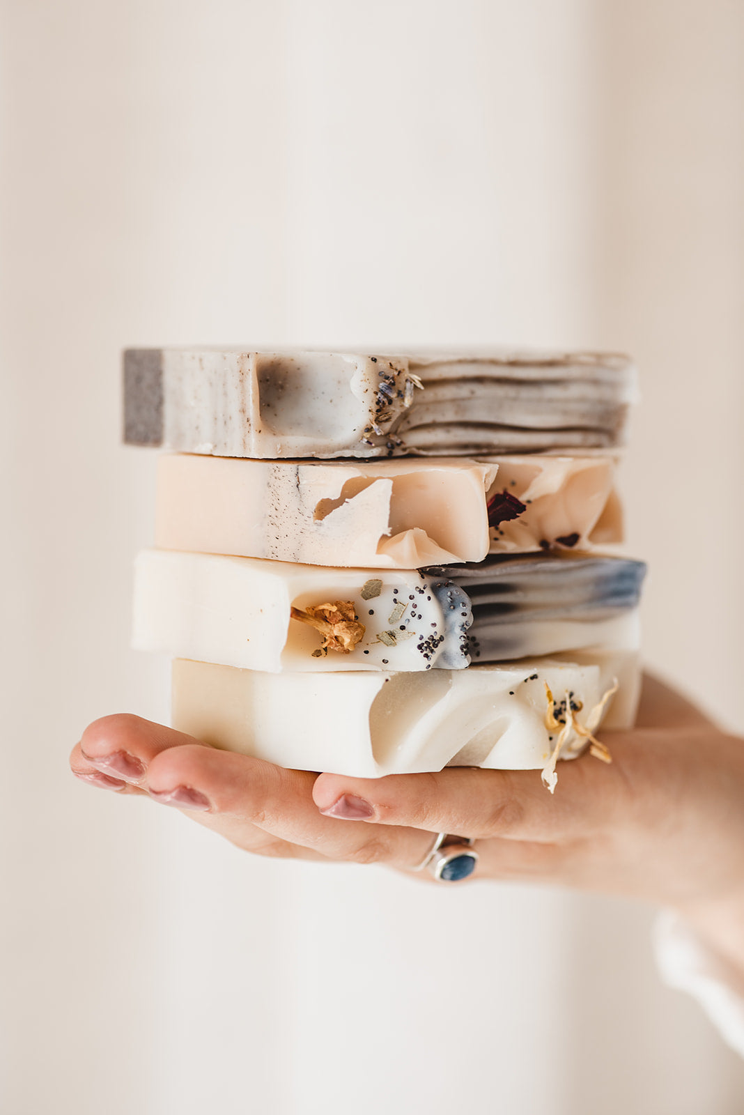 Naturseife „Most Sensitive“ von Azur Natural Bodycare – mehrere Seifen gestapelt in Hand präsentiert