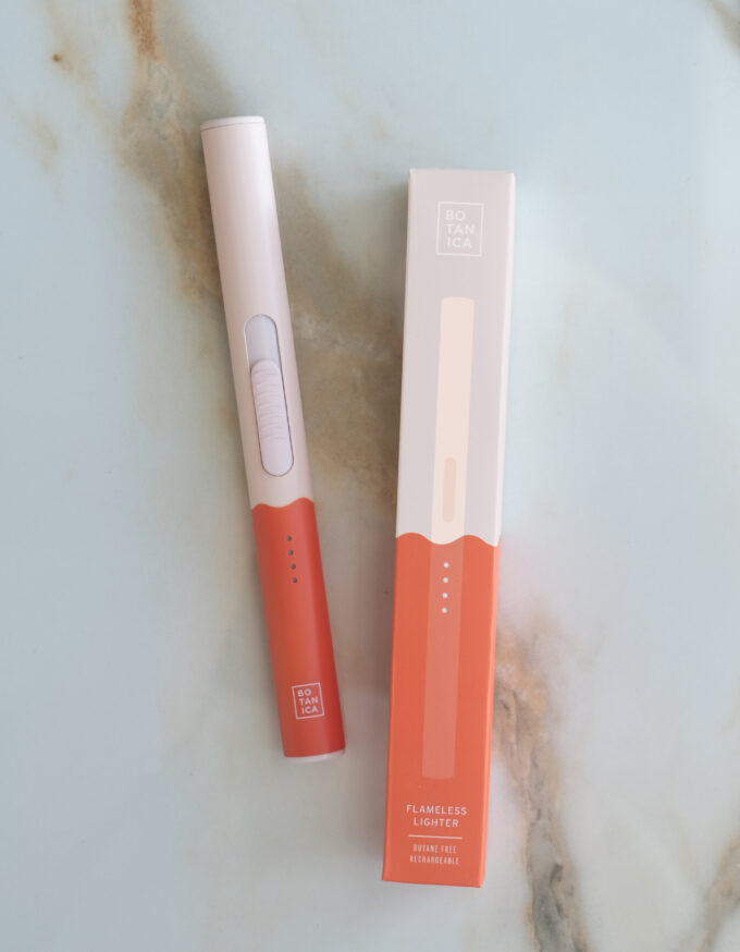 Flammenlose Feuerzeug "Poppy": Super stylisch & praktisch. Für ein sicheres Anzünden von Kerzen. Wiederaufladbar via USB.