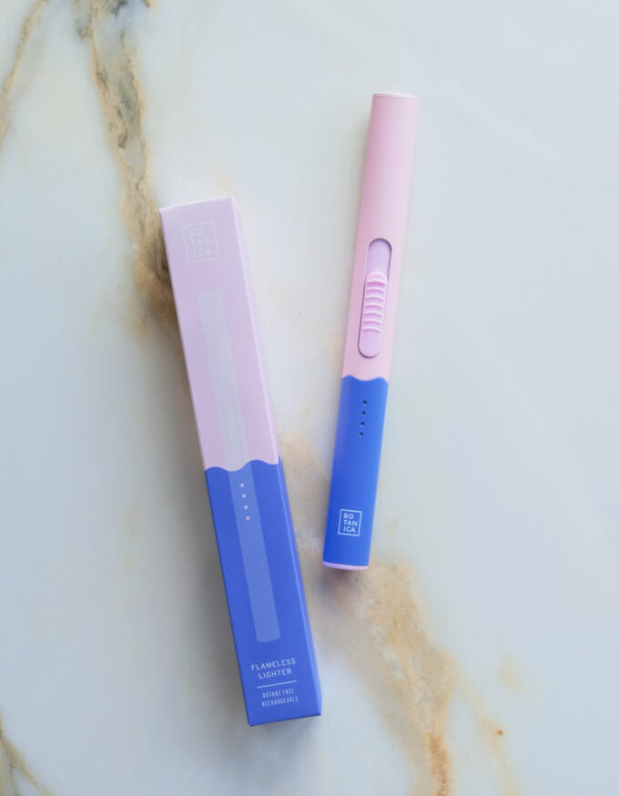 Flammenlose Feuerzeug "Blue Moon": Super stylisch & praktisch. Für ein sicheres Anzünden von Kerzen.
