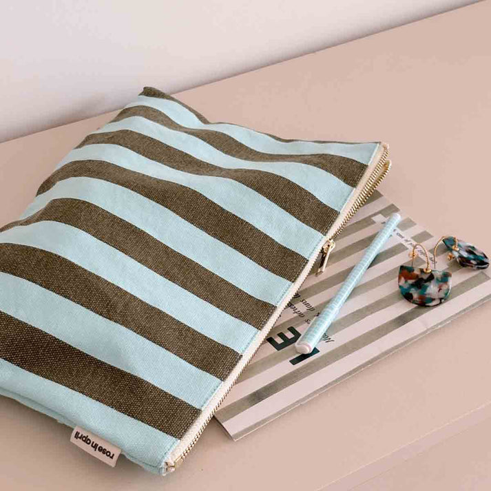 Clutch "Lili" mit olive und hellblauen Streifen von Rose in April - Ideal für Dokumente, Tablet& Accessoires.