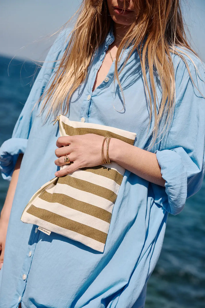 Clutch "Lili" mit olive-farbenden Streifen von Rose in April - Ideal für Dokumente, Tablet& Accessoires.