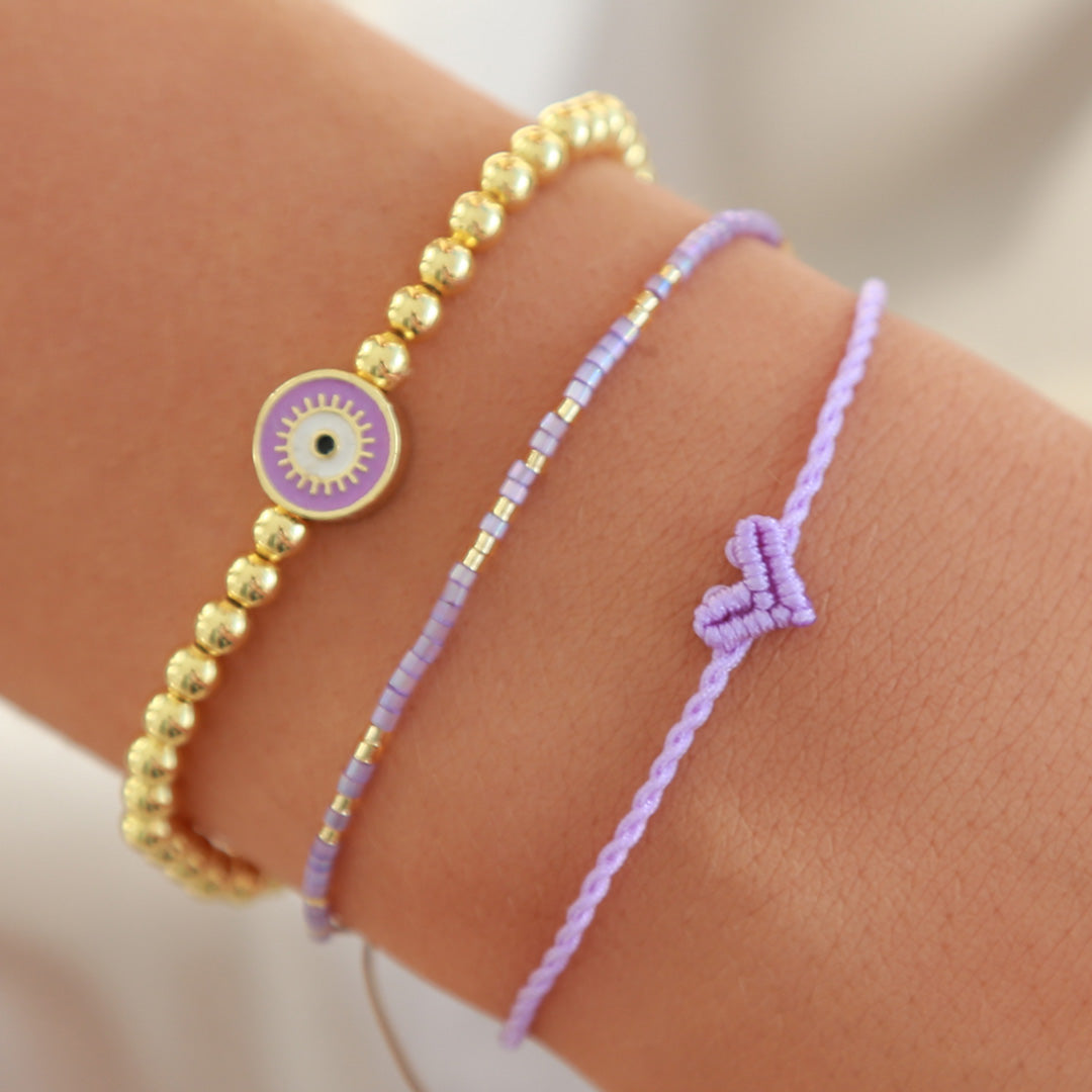 Dank praktischem Schiebeknoten passt das Armband um jedes Handgelenk.