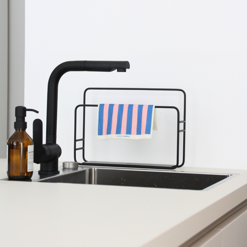 Schwammtuch "Streifen in blau, rosa" von Herr & Frau Hempel - Präsentiert an Küchenspüle