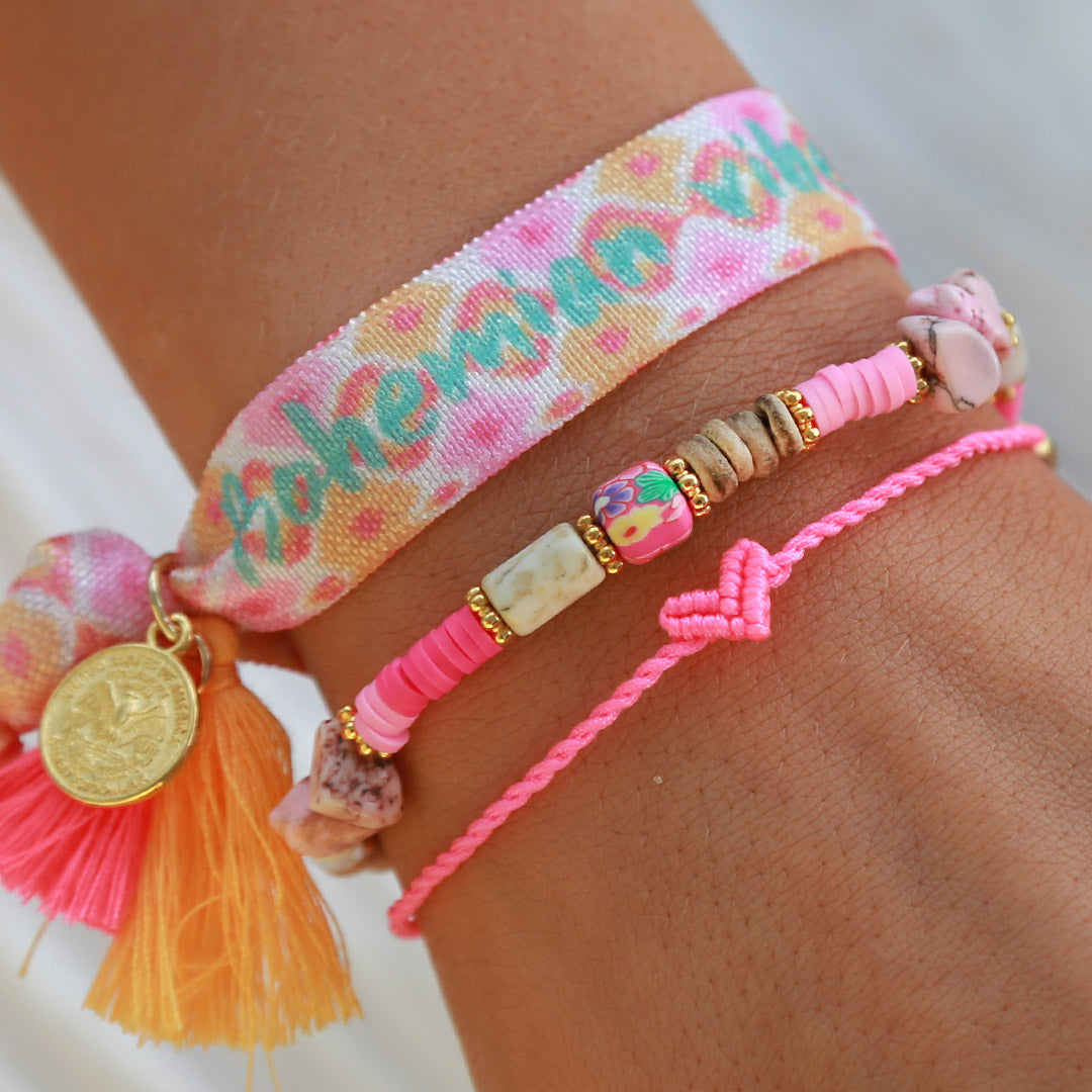 Durch den praktischen Schiebeknoten passt das Armband um jedes Handgelenk.