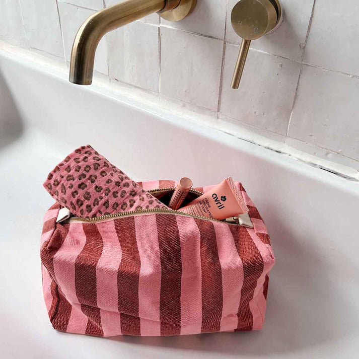 Kosmetikbeutel "Vic" von Rose in April mit pink und bordeaux Streifen: Ideal für Pflegeprodukte oder als Wickeltasche.