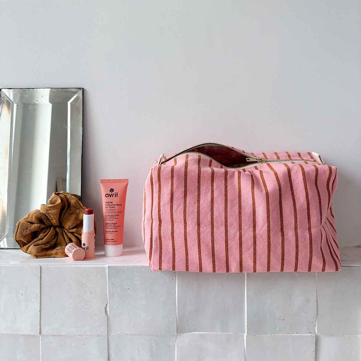 Kosmetikbeutel "Vic" von Rose in April mit dünnen Streifen und rosa: Ideal für Pflegeprodukte oder als Wickeltasche.