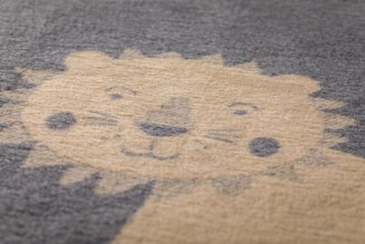 Babydecke "Löwe" in grau von David Fussengger - mit liebevollem Löwen Design