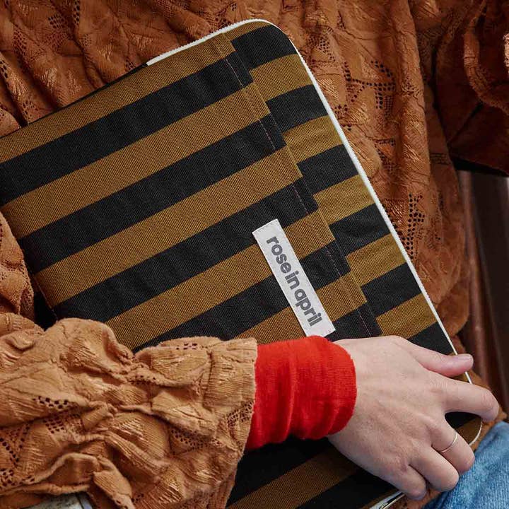Die perfekte Laptophülle von Rose in April mit schwarzen und braunen Streifen: 100 % Baumwolle, OEKO-TEX zertifiziert.
