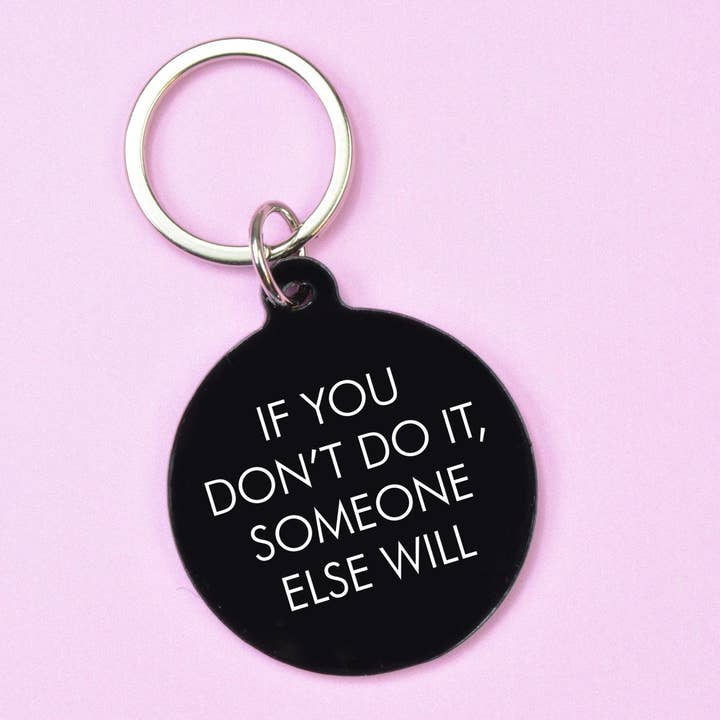 Schlüsselanhänger von Flamingo Candles mit Statement "If you don´t do it, someone else will" auf schwarzem Acryl.
