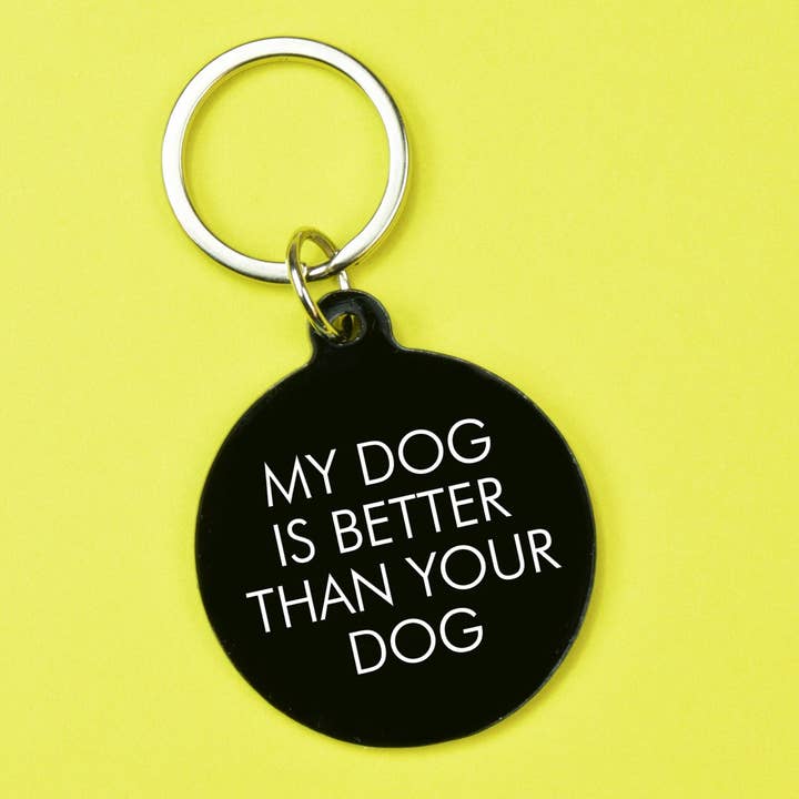 Die Schlüsselanhänger von Flamingo Candles mit Statement "My dog is better than your dog" auf schwarzem Acryl graviert.