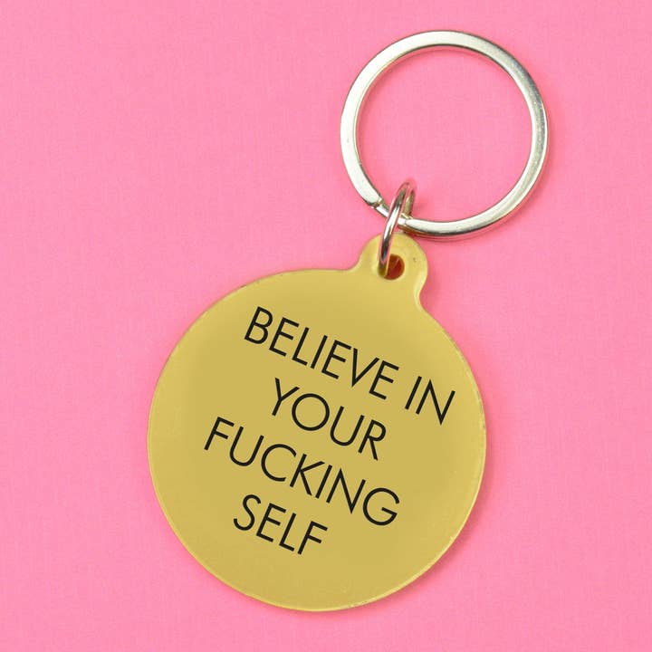 Schlüsselanhänger von Flamingo Candles mit Statement "Believe in your fucking selfe " auf goldenem Acryl graviert.
