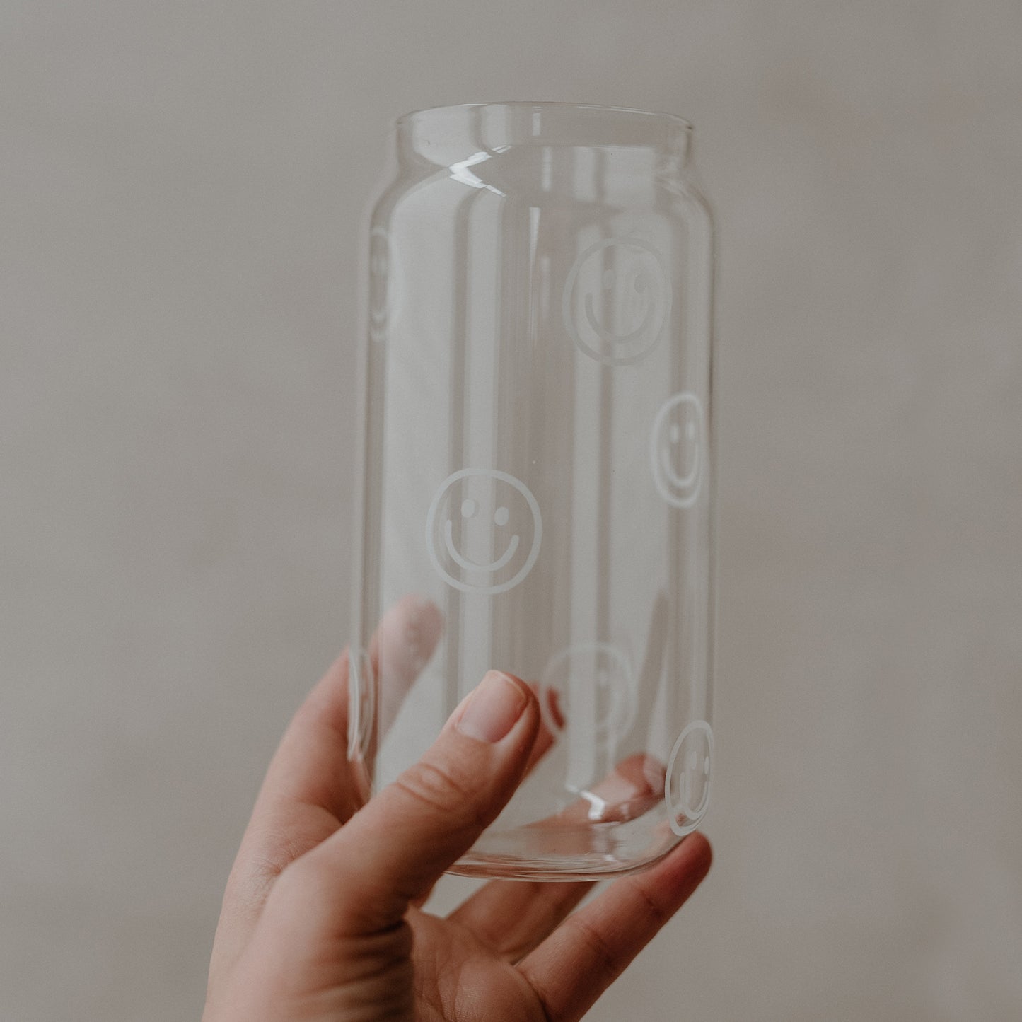 Hohes Trinkglas Smiley von Eulenschnitt – in der Hand gehalten, stilvoll und schlicht