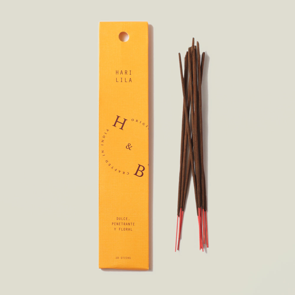 Handgefertigte Räucherstäbchen mit Duftrichtung "Hari Lilac" aus Indien. Natürlich und nachhaltig - Wirkt anregend und stimmungsaufhellend. Süß, blumiger Duft.