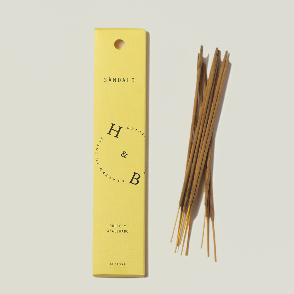Handgefertigte Räucherstäbchen mit Duftrichtung "Sandelholz" mit einem süßen, holzigen Aroma. Wirkt entspannend und und eignet sich somit zur Mediatation.