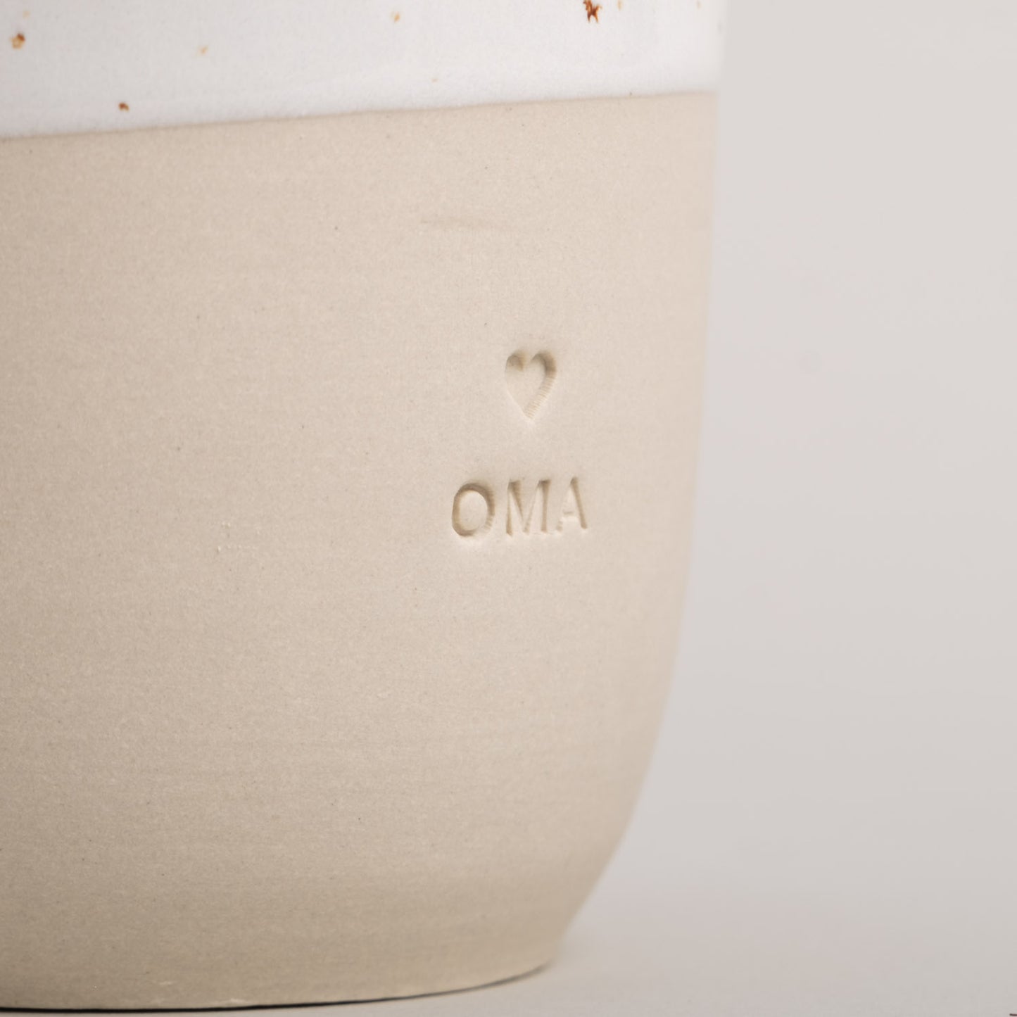 Handgefertigter Steingutbecher Oma von Eulenschnitt mit hochwertiger Prägung und individueller Glasur