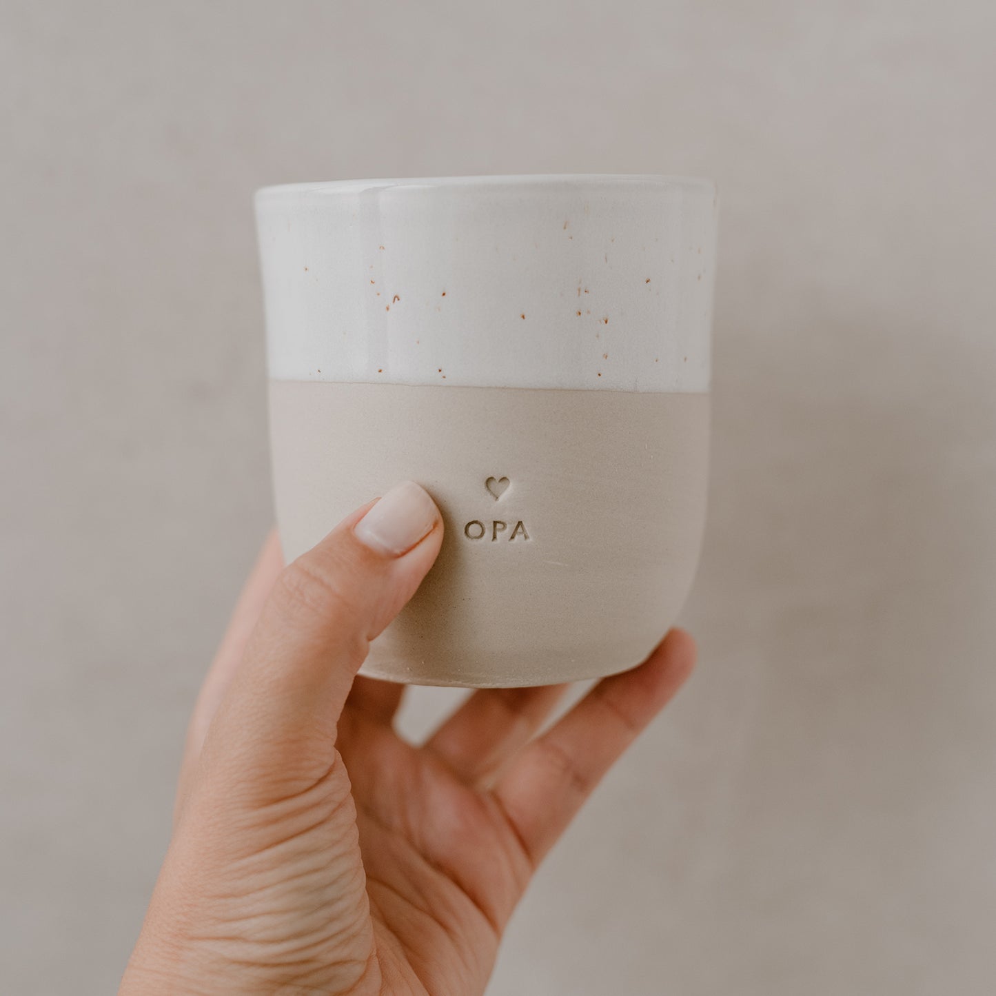 Becher Opa von Eulenschnitt – in der Hand gehalten, stilvoller Steingutbecher mit Schriftzug