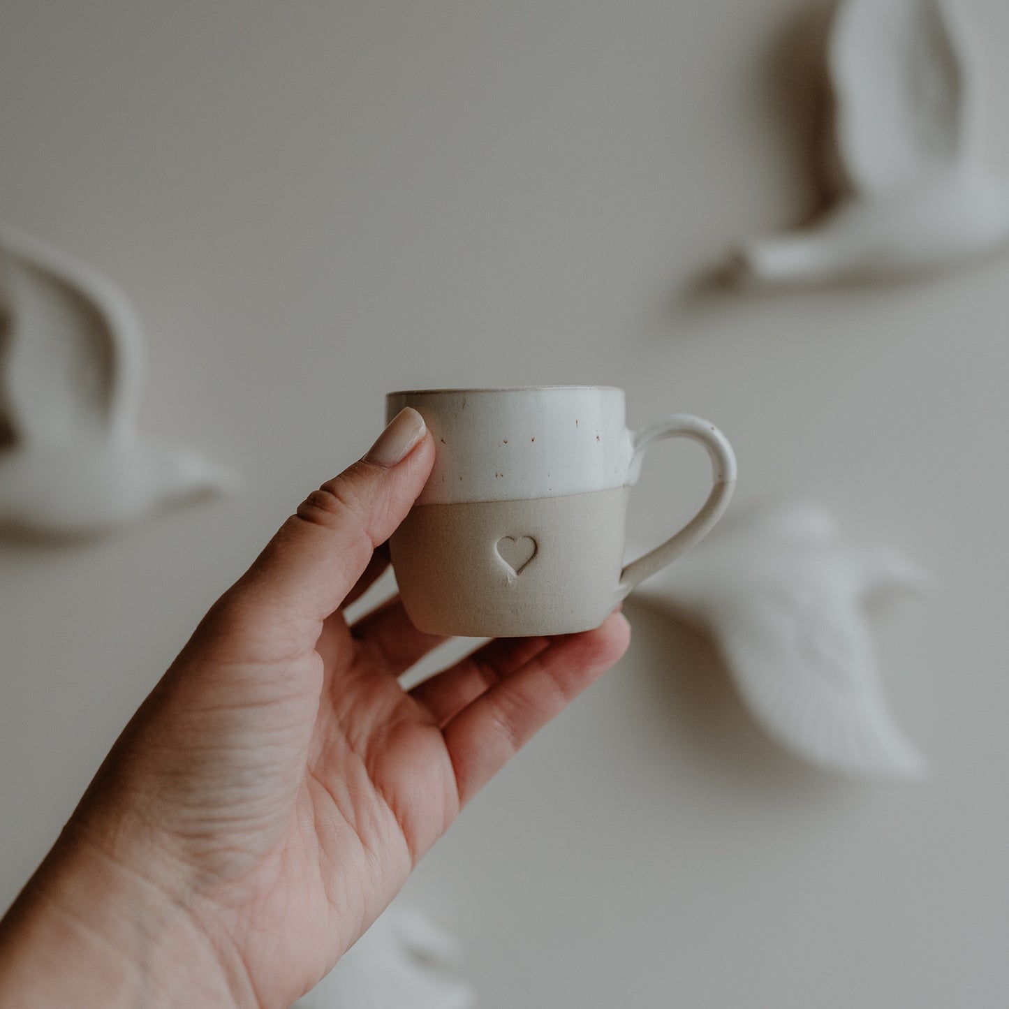 Espressotasse Herz von Eulenschnitt – in der Hand gehalten, Steingut-Tasse mit Herzsymbol