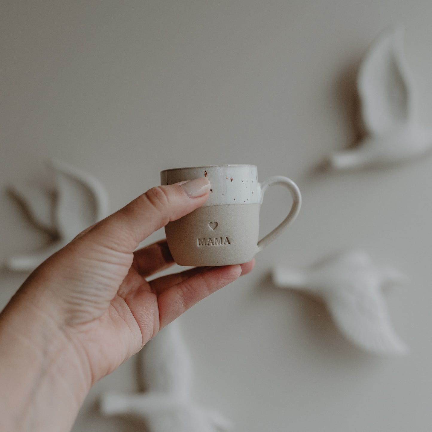 Espressotasse Mama von Eulenschnitt – in der Hand gehalten, Steingut-Tasse mit Schriftzug Mama