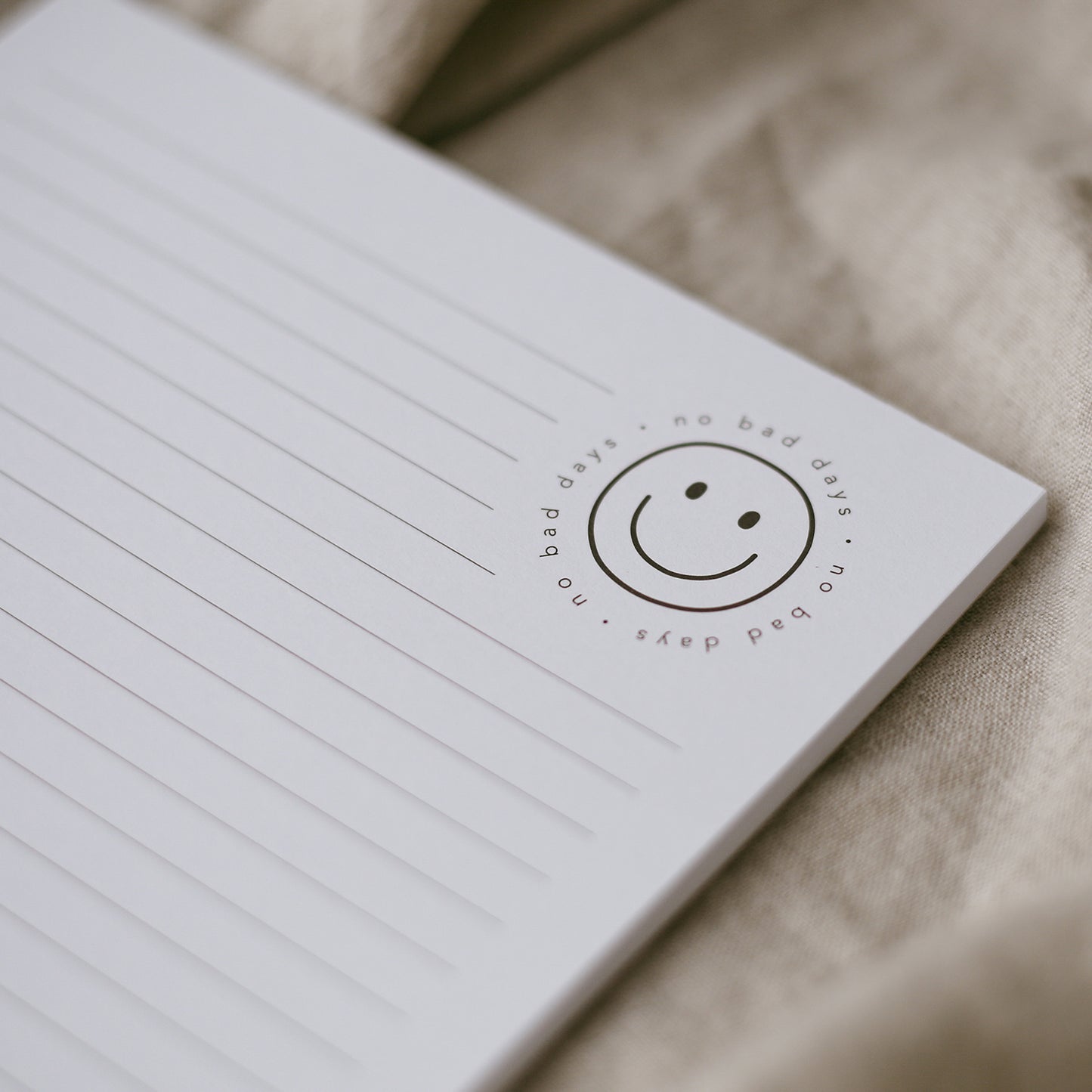 Notizblock "No bad days" von Eulenschnitt- Detailansicht Smiley und motivierender Spruch