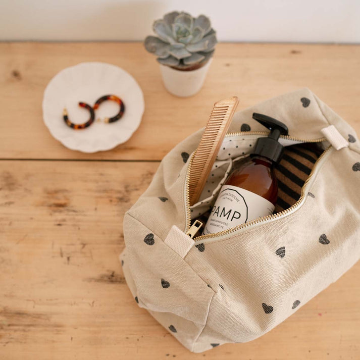 Kosmetikbeutel "Vic" von Rose in April in natur mit schwarzen Herzen: Ideal für ein Wochendtrip oder Urlaub