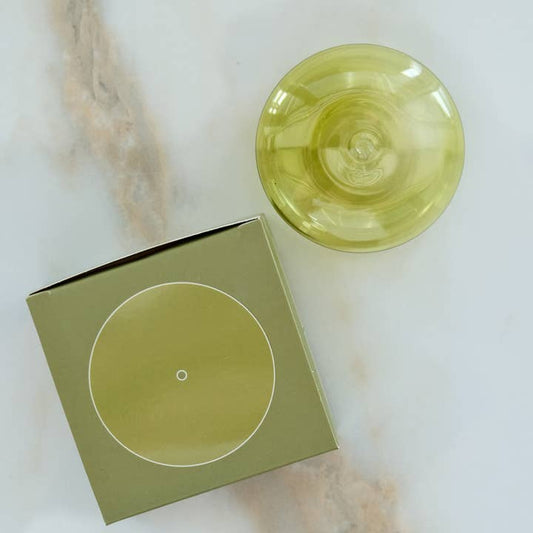Die mundgeblasene Halterung für Räucherstäbchen in olive - mit passender Box als Geschenk oder für dich.
