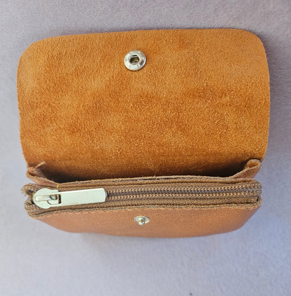 Portemonnaie aus schimmerndem Leder - Kompakt mit Münz- und Kartenfach. 