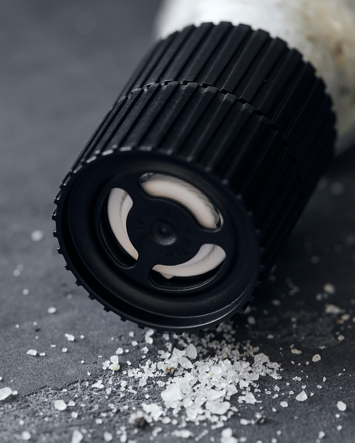 Salzmühle "Parmesan" von Nicolas Vahé - mit integrierter Keramikmühle