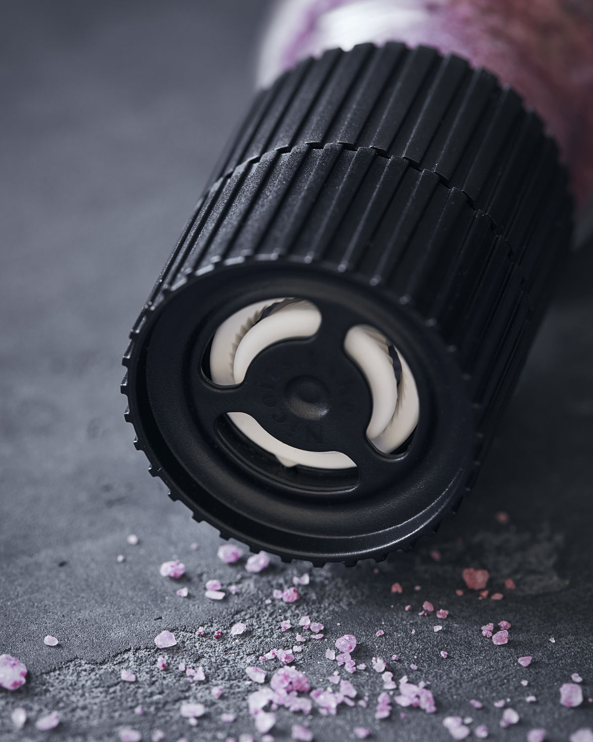 Salzmühle "Red Wine & Bay Leaves" von Nicolas Vahé - mit hochwertiger Keramikmühle