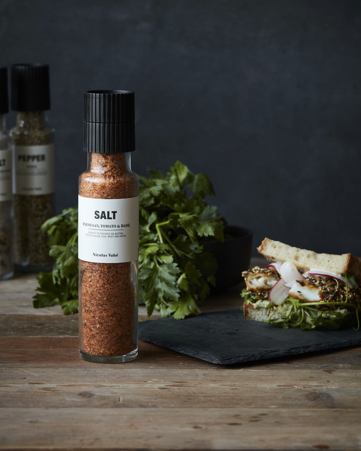 Salzmühle "Parmesan, Tomate & Basil" von Nicolas Vahé - Servirvorschlag, Panini