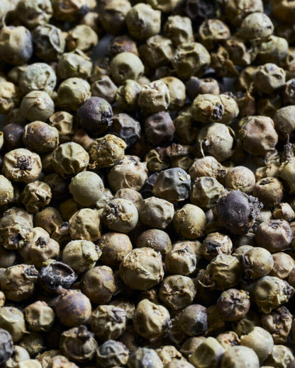 Pfeffermühle "Organic Green Pepper" von Nicolas Vahé - Detailaufnahme getrocknete, grüne Pfefferkörner