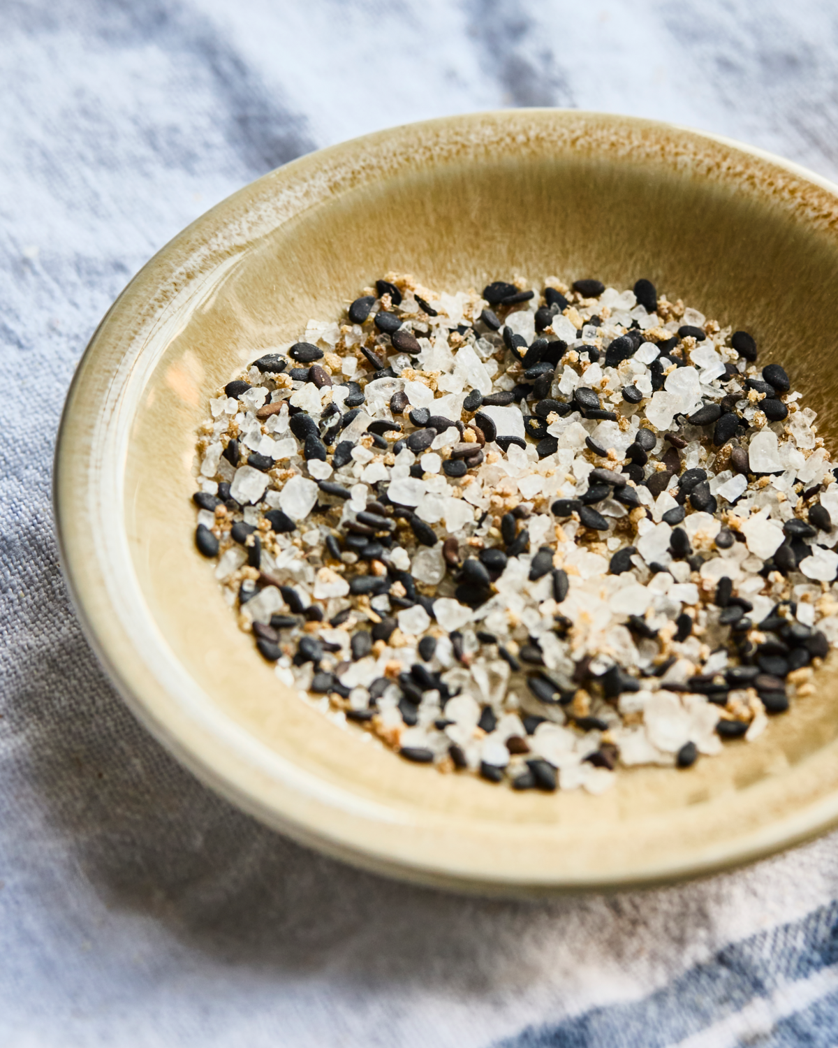 Salzmühle §Garlic & Ginger" von Nicolas Vahé - Salzmischung aus Ingwer, Knoblauch und schwarzem Sesam