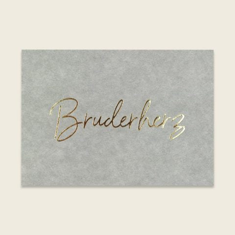 Postkarte "Bruderherz in hellgrau von Ava & Yves - gedruckt auf hochwertiger Holzschliffpappe mit Goldveredlung. Rückseite blanko.