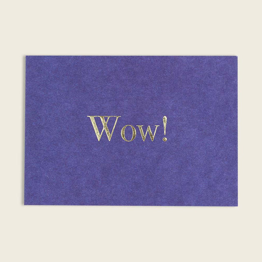 Postkarte "Wow!" in blau von Ava & Yves - gedruckt auf hochwertiger Holzschliffpappe mit Goldveredlung. Rückseite blanko.