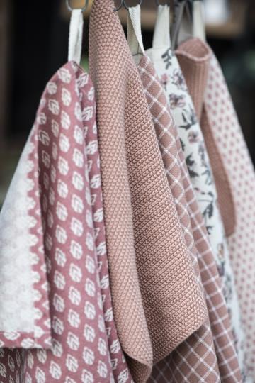 Gestricktes Handtuch "Mynte" in faded rosa von IB Laursen - in Kombi mit weiteren Handtüchern